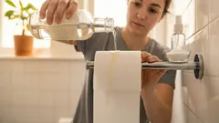 Polejem rolku toaletného papiera octom a dám ju do rohu: Mnohí nechápu, prečo