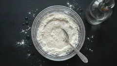 Zmiešanie múky a octu: prečo sa to odporúča a ako to možno využiť v domácnosti?