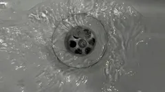 Čistenie kuchynských odtokov bez chémie: 3 bezpečné metódy na odstránenie mastných upchatí