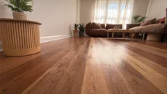 Zbavte sa konečne vŕzgania drevenej podlahy: praktické riešenia, ako ju stíšiť