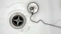 Čo robiť, ak sa v kúpeľni alebo v kuchyni objavil nepríjemný zápach z kanalizácie?