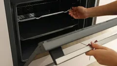 Prečo by ste mali nechať dvierka rúry po dokončení varenia na chvíľu otvorené